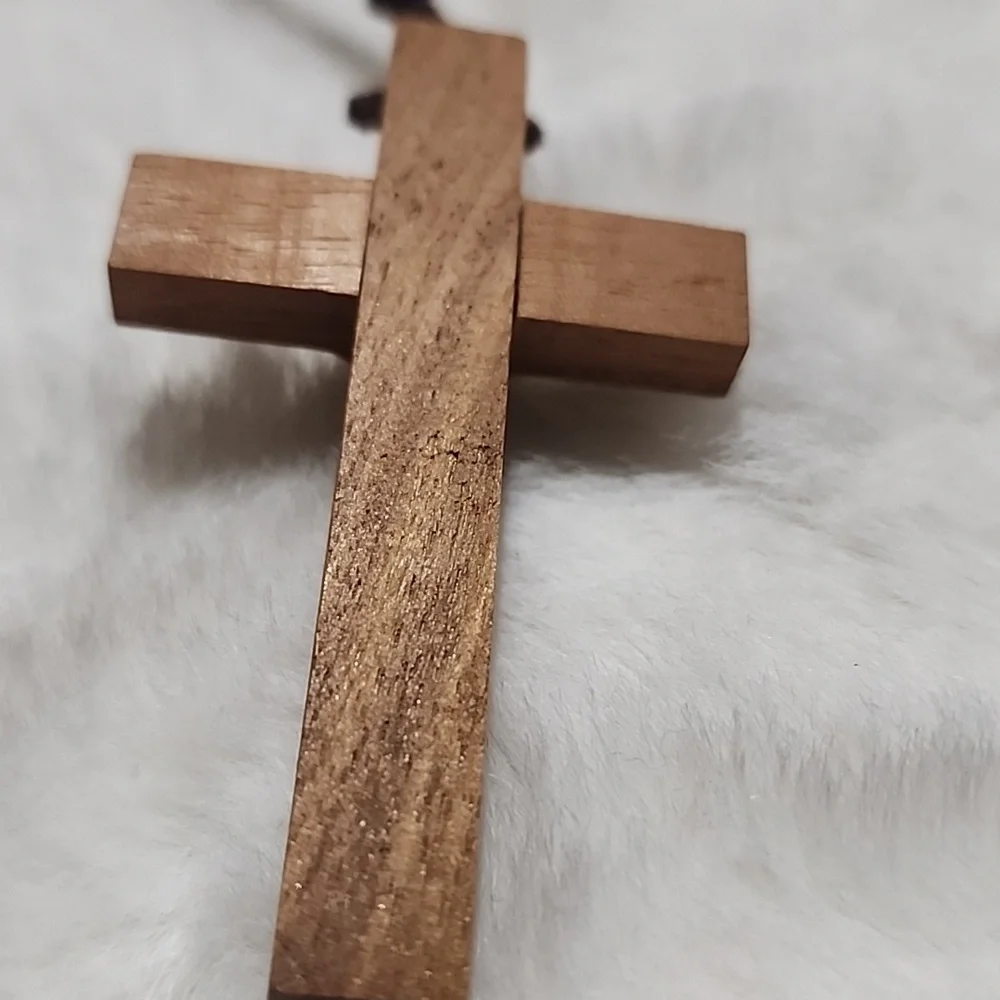 HANDMADE HAND CARVED WOOD CROSS ✝️ NECKLACE. - Picture 2 of 4